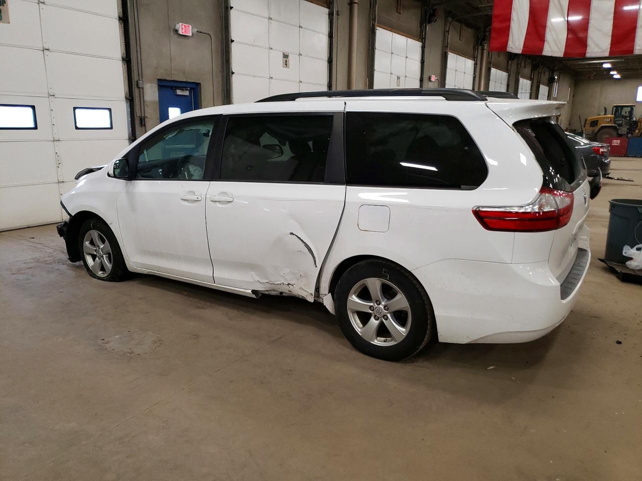 2015 TOYOTA SIENNA LE 8-PASSENGER photo 2