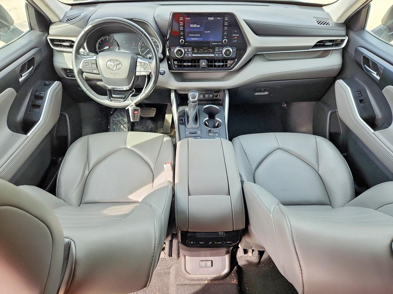 2021 TOYOTA HIGHLANDER XLE photo 8