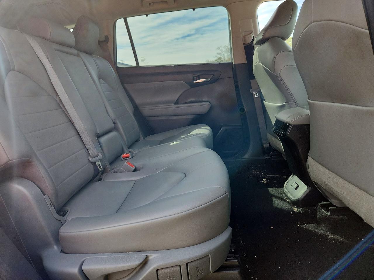 2021 TOYOTA HIGHLANDER XLE photo 11