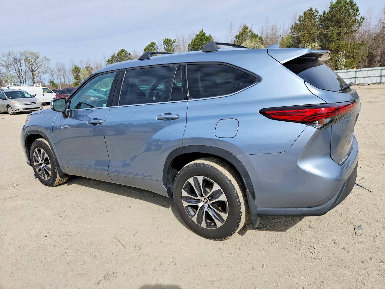 2021 TOYOTA HIGHLANDER XLE photo 2