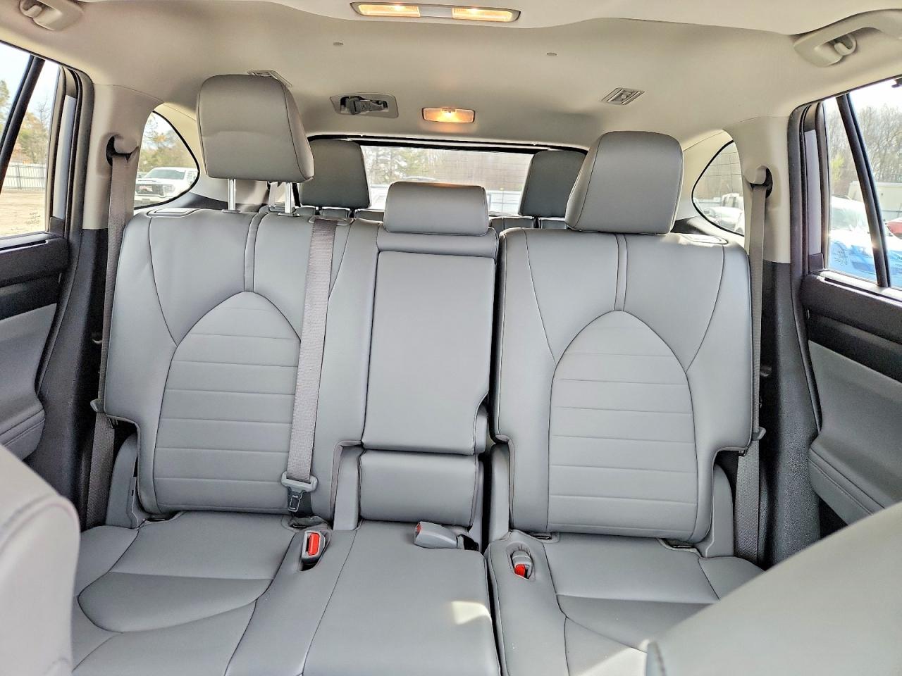 2021 TOYOTA HIGHLANDER XLE photo 10