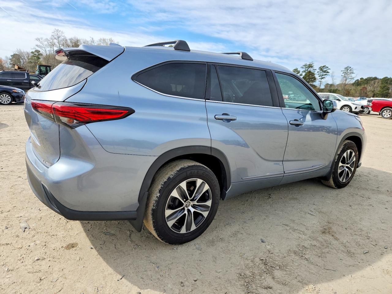 2021 TOYOTA HIGHLANDER XLE photo 3