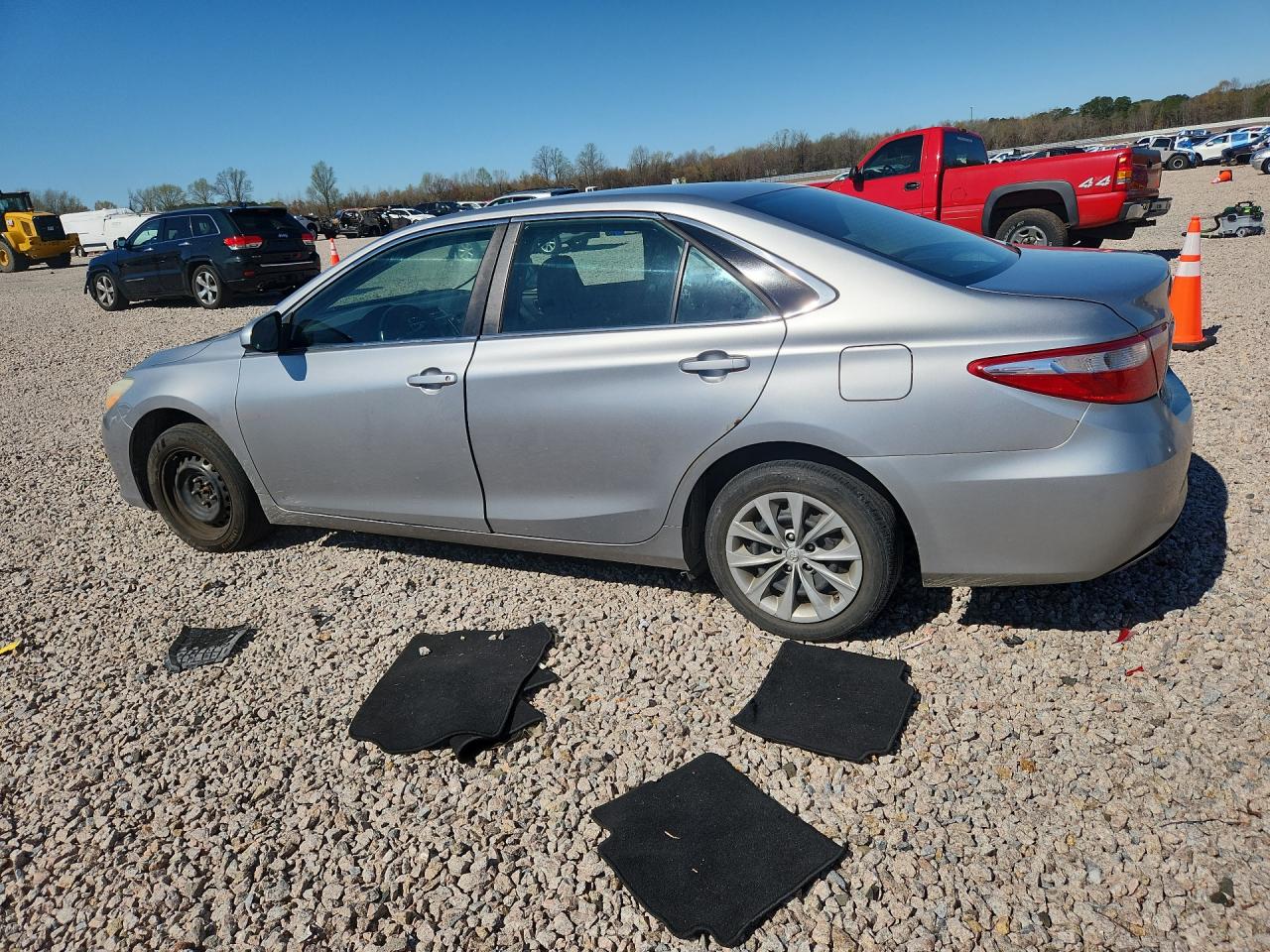 2015 TOYOTA CAMRY LE photo 3