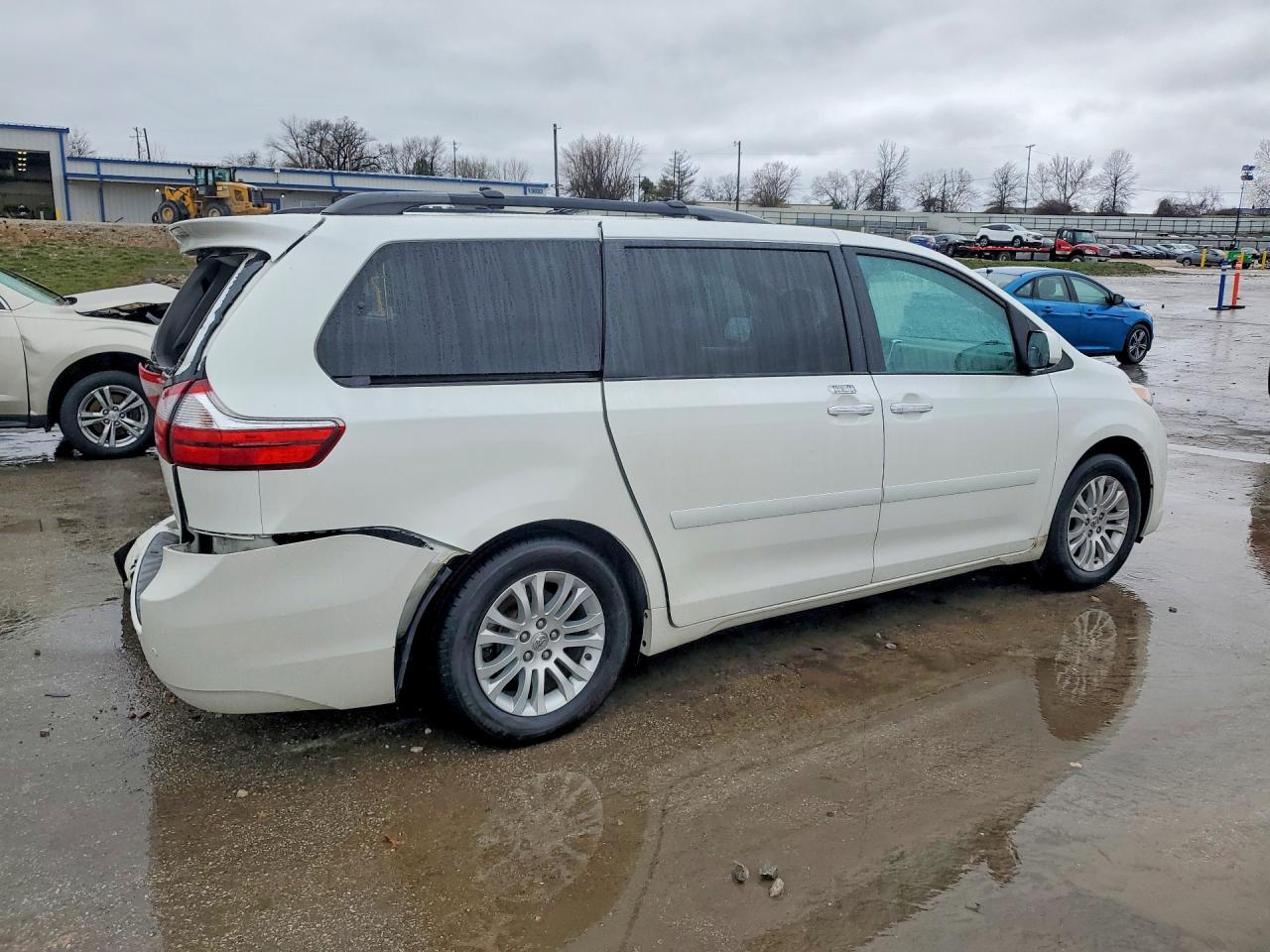 2016 TOYOTA SIENNA XLE PREMIUM 8-PASSENGER photo 3