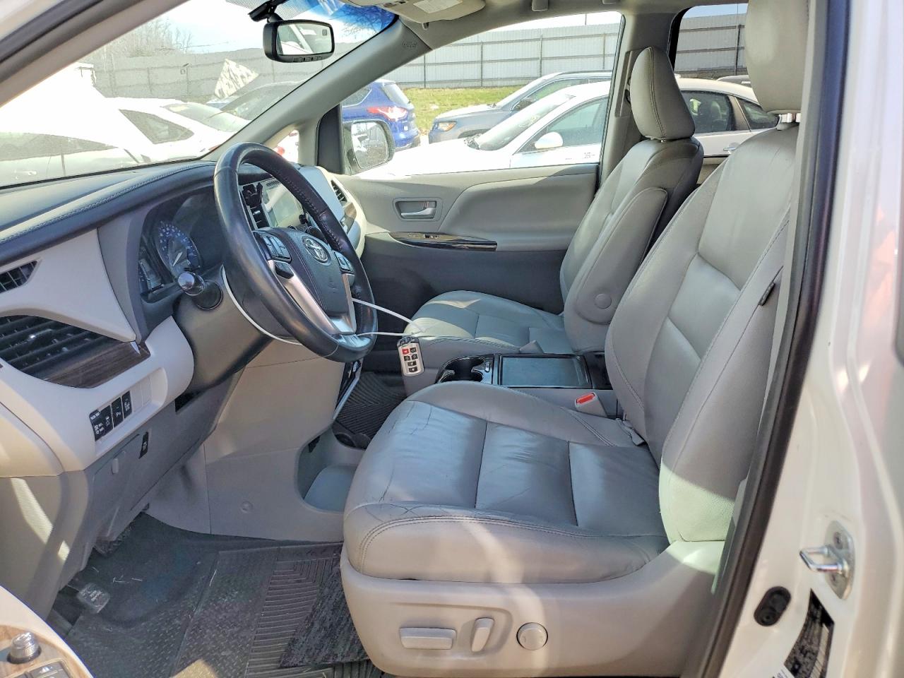 2016 TOYOTA SIENNA XLE PREMIUM 8-PASSENGER photo 7
