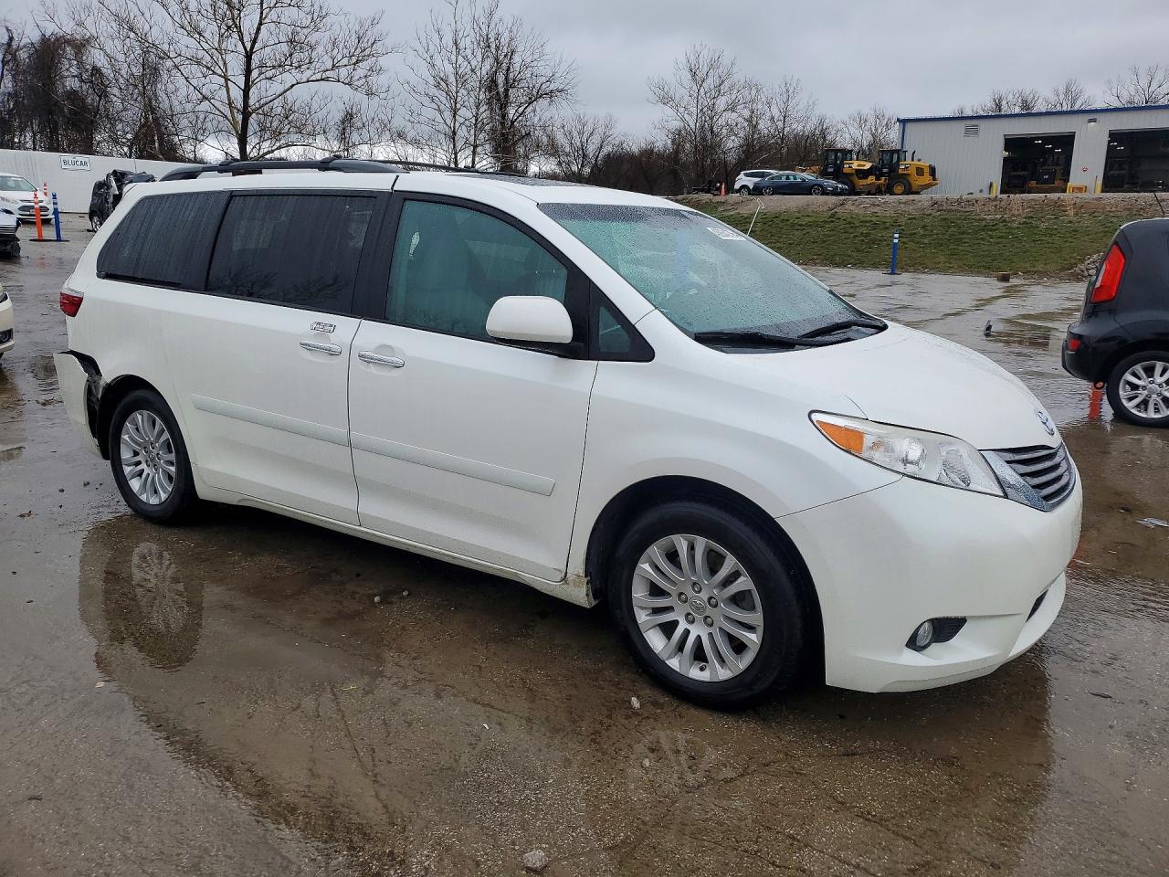 2016 TOYOTA SIENNA XLE PREMIUM 8-PASSENGER photo 4