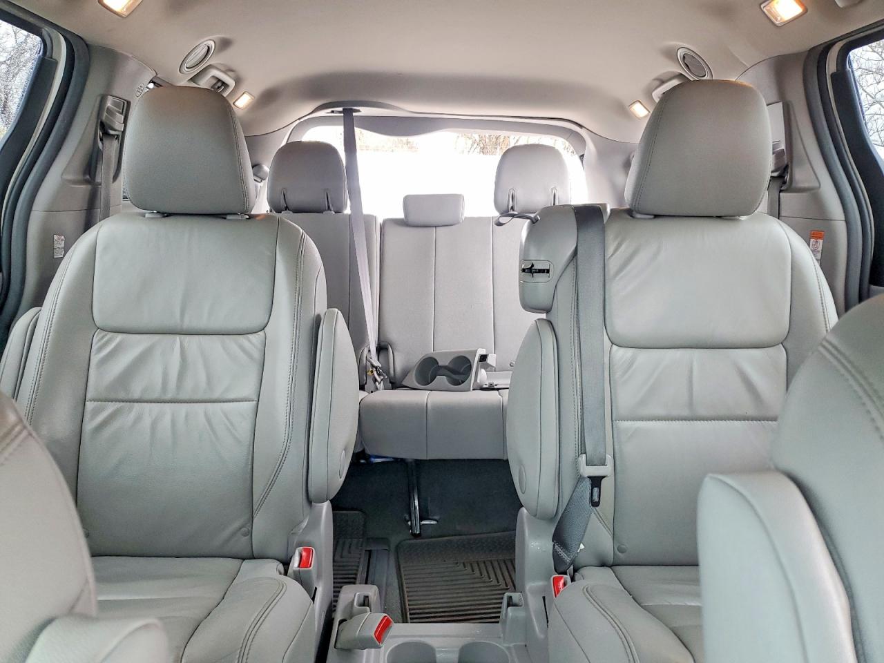 2016 TOYOTA SIENNA XLE PREMIUM 8-PASSENGER photo 10