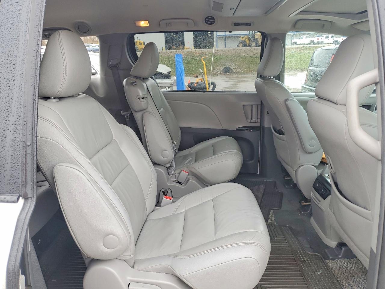 2016 TOYOTA SIENNA XLE PREMIUM 8-PASSENGER photo 11