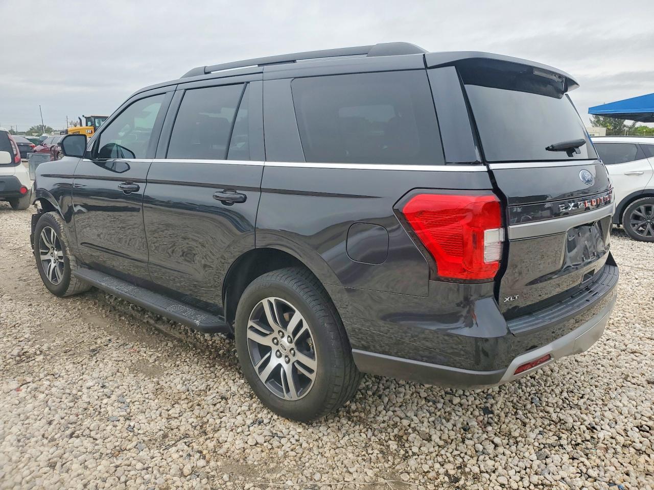 2024 FORD EXPEDITION XLT photo 2