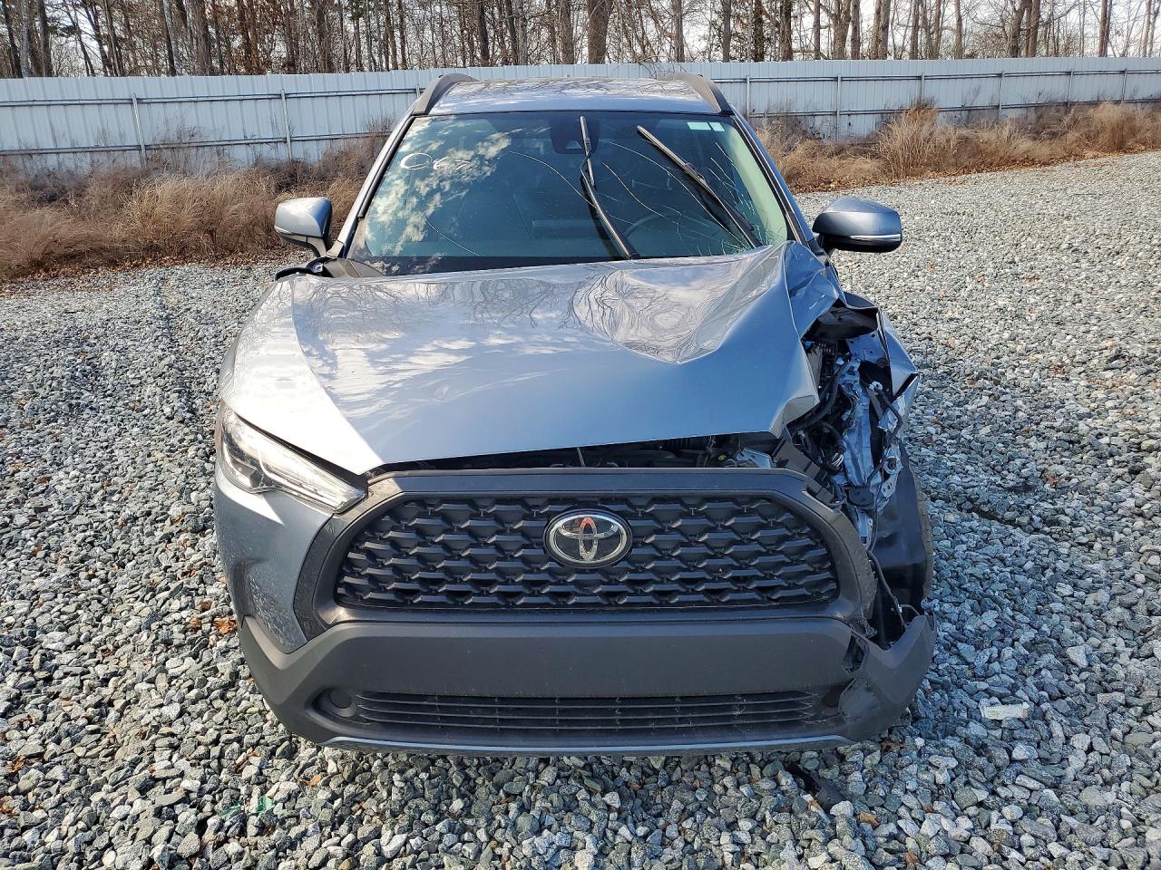 2022 TOYOTA COROLLA CROSS LE photo 9