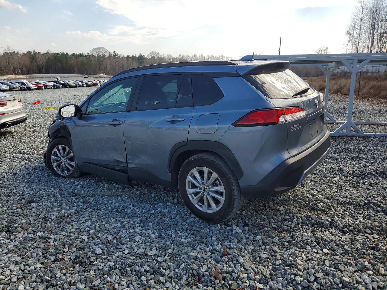 2022 TOYOTA COROLLA CROSS LE photo 3