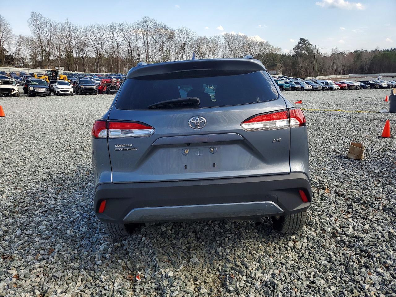 2022 TOYOTA COROLLA CROSS LE photo 11