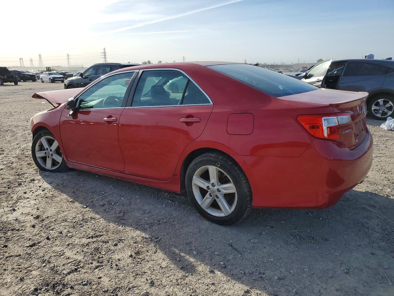 2014 TOYOTA CAMRY SE photo 2