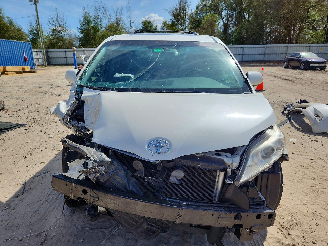 2017 TOYOTA SIENNA XLE 8-PASSENGER photo 9