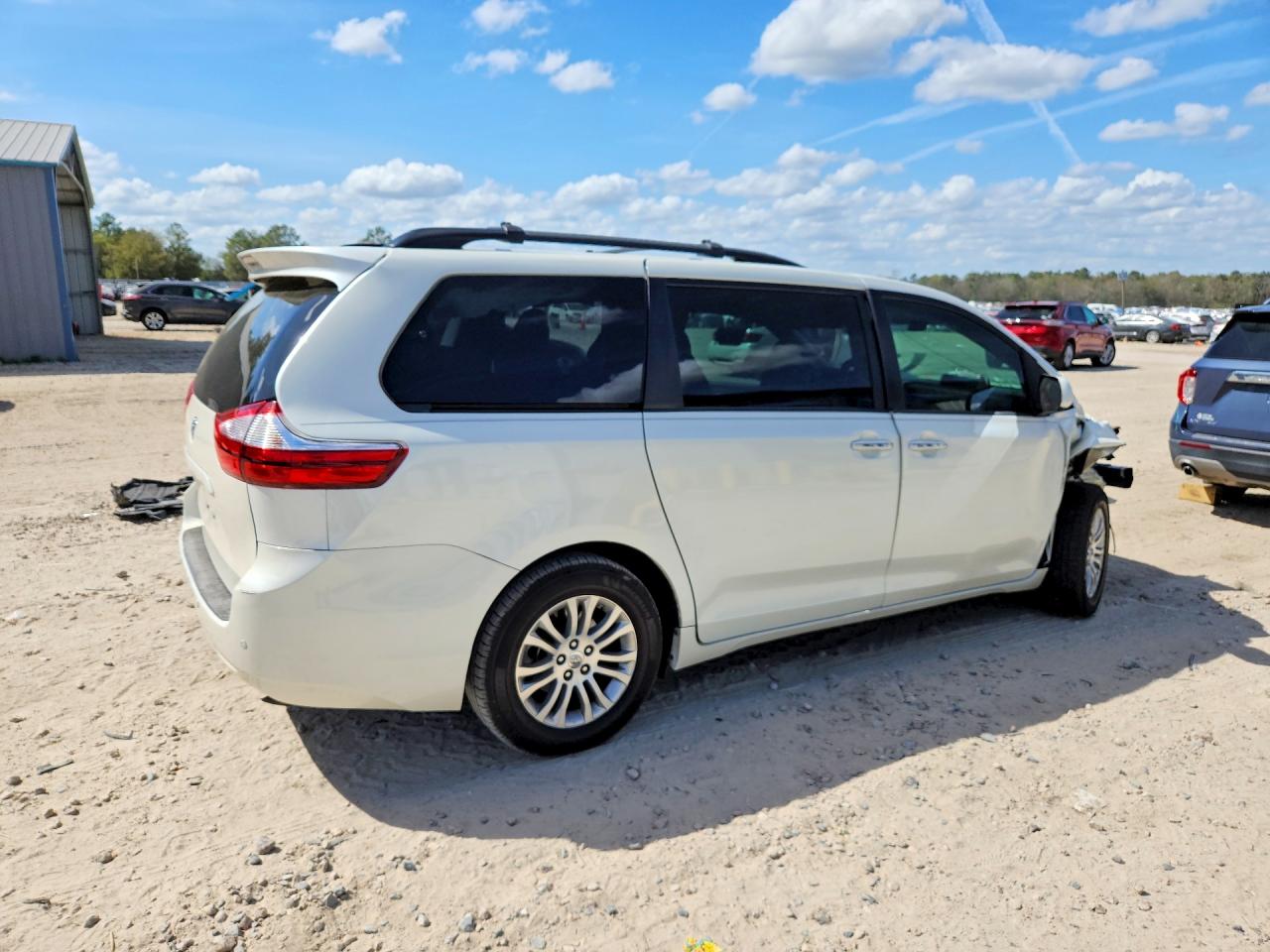 2017 TOYOTA SIENNA XLE 8-PASSENGER photo 5