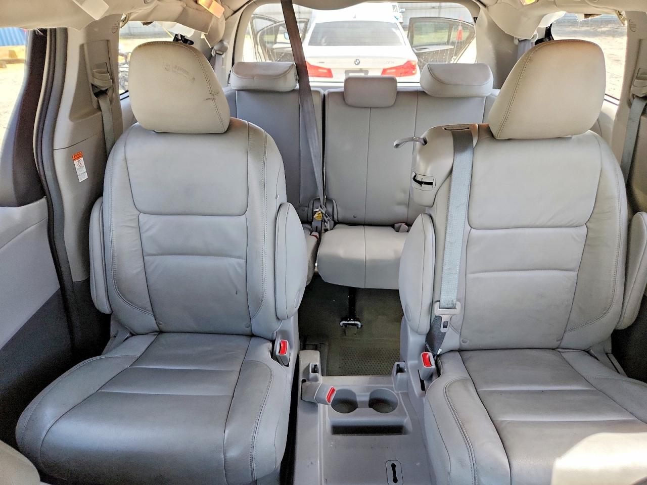 2017 TOYOTA SIENNA XLE 8-PASSENGER photo 19
