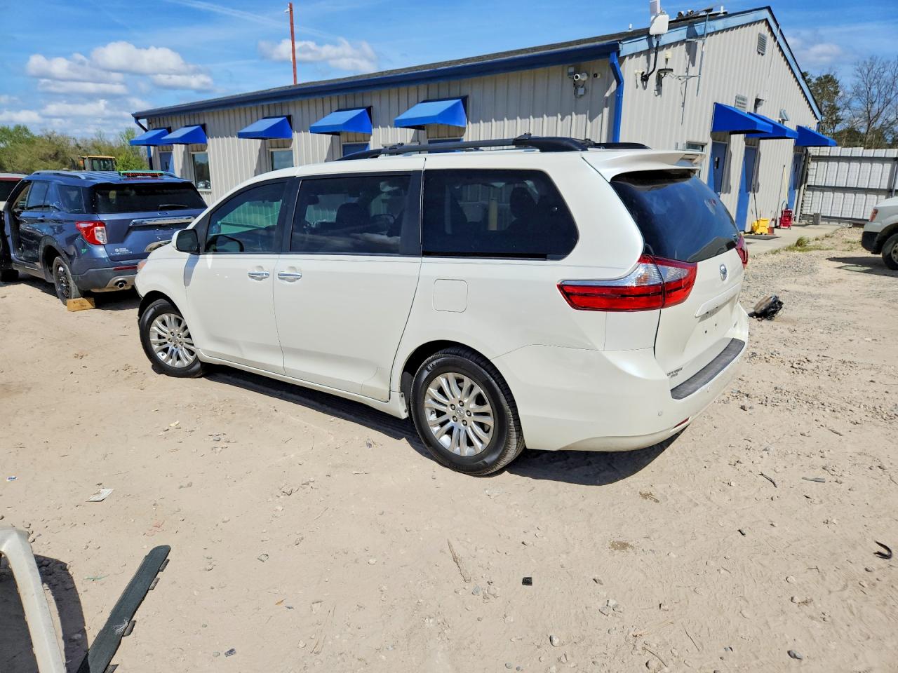 2017 TOYOTA SIENNA XLE 8-PASSENGER photo 3