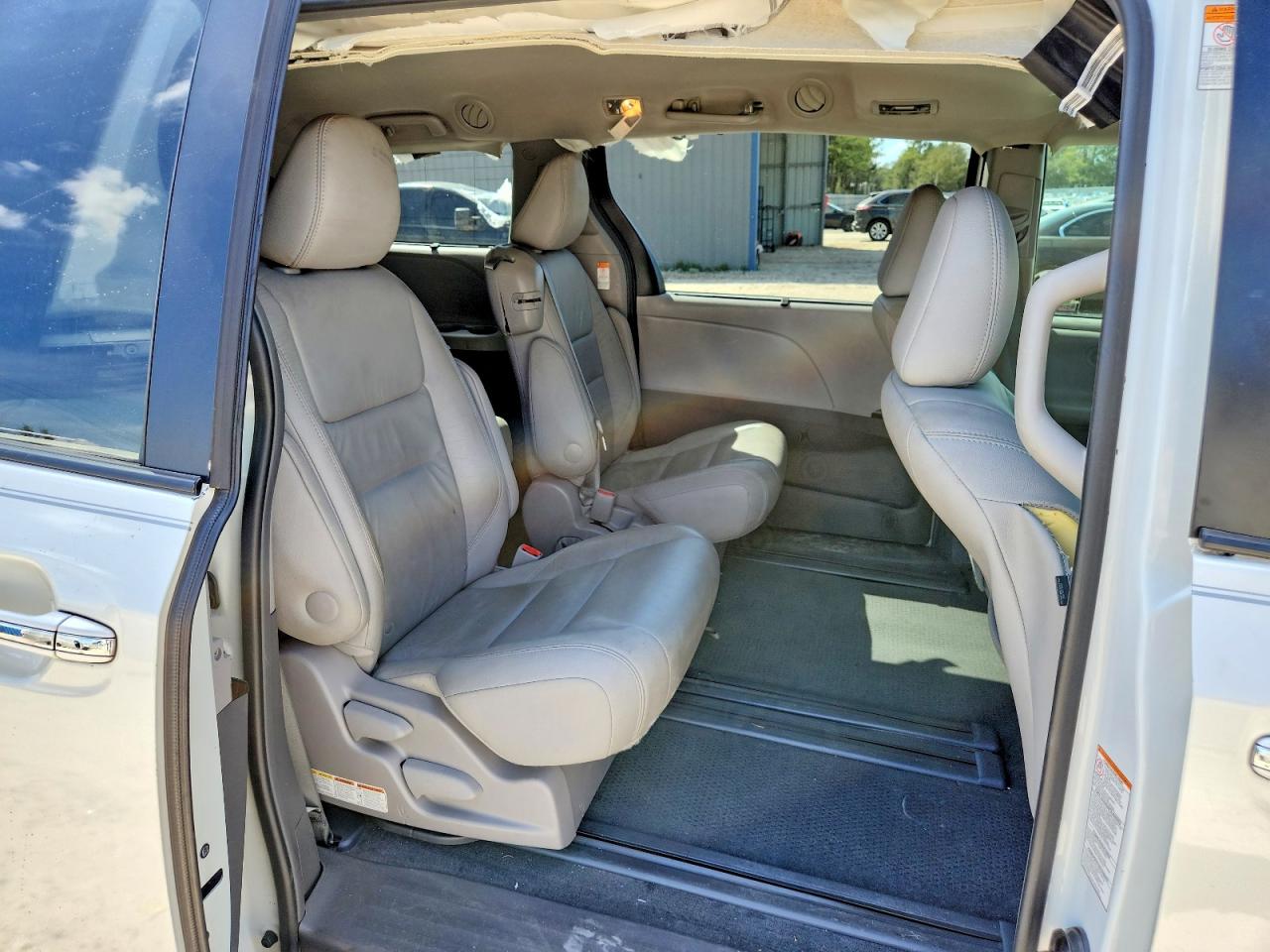 2017 TOYOTA SIENNA XLE 8-PASSENGER photo 21