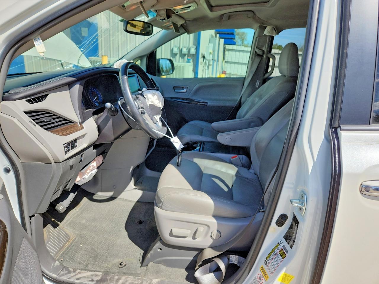 2017 TOYOTA SIENNA XLE 8-PASSENGER photo 13