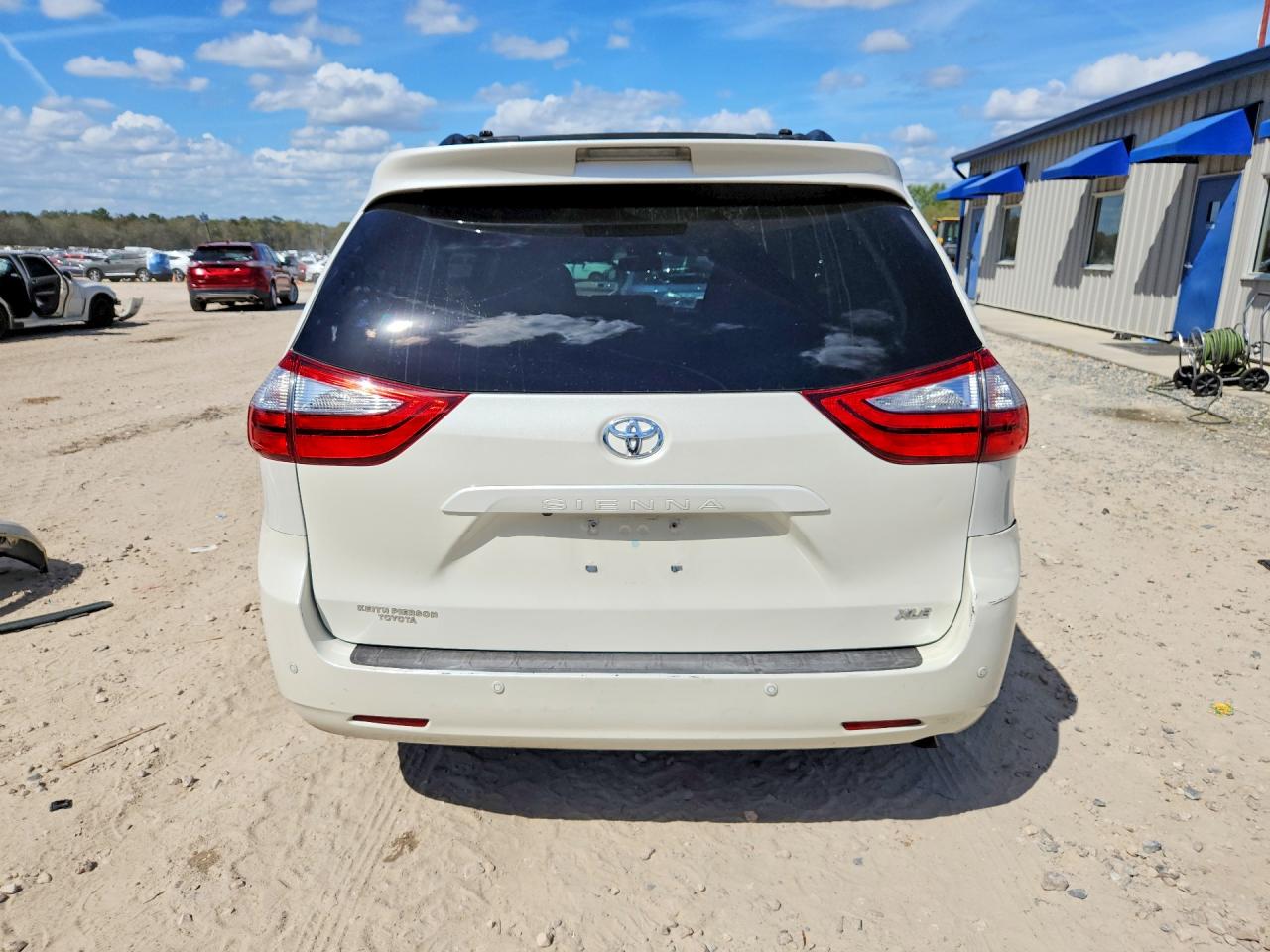 2017 TOYOTA SIENNA XLE 8-PASSENGER photo 11