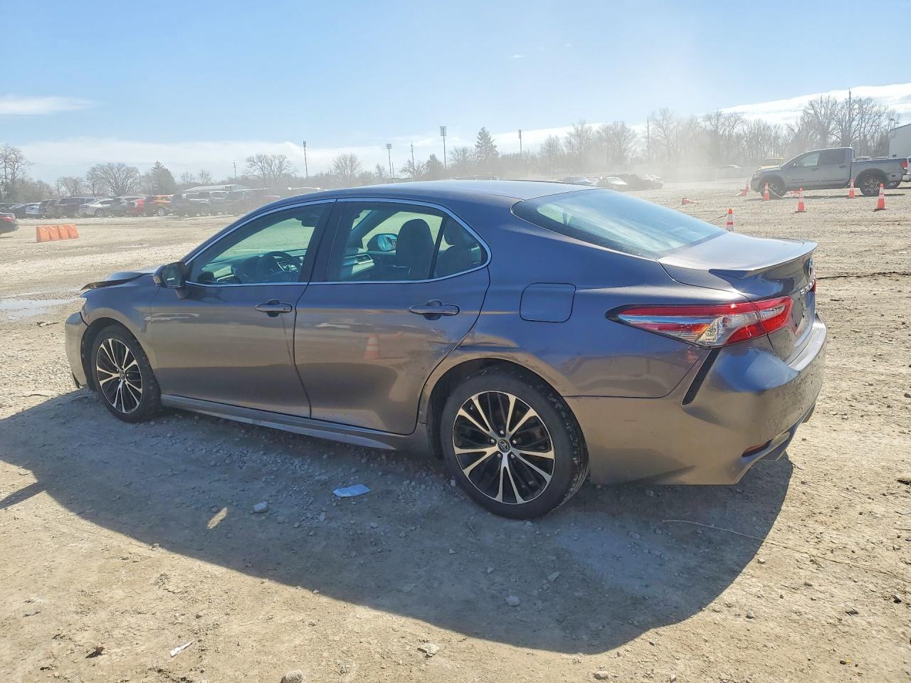 2018 TOYOTA CAMRY SE photo 2