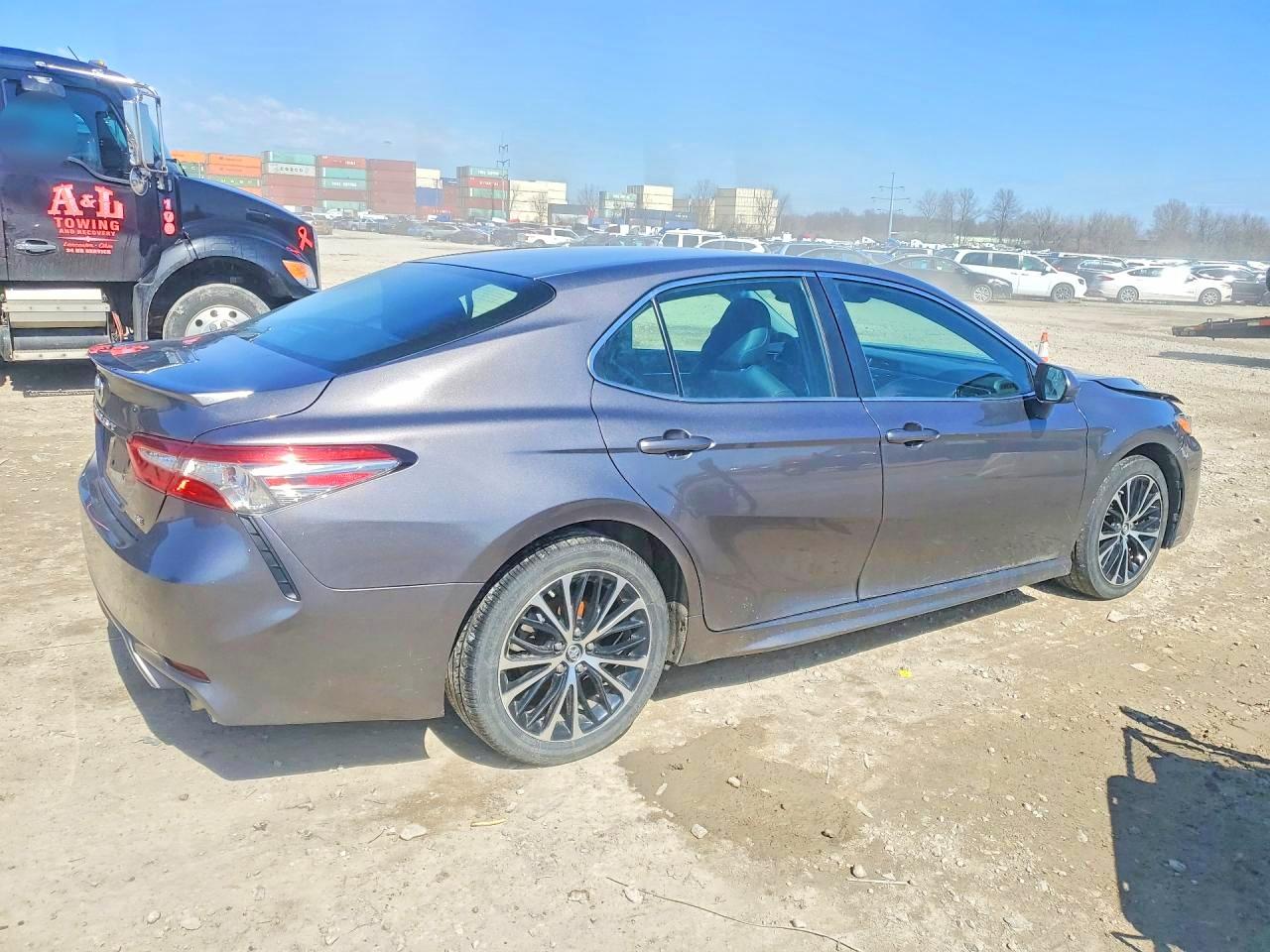 2018 TOYOTA CAMRY SE photo 3