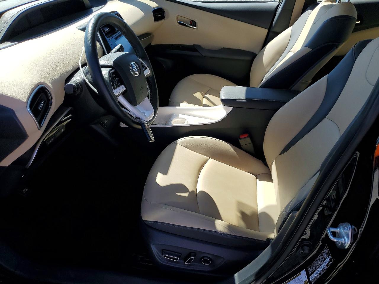 2016 TOYOTA PRIUS FOUR photo 7