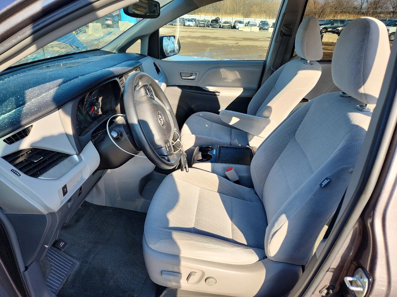 2017 TOYOTA SIENNA LE 8-PASSENGER photo 13
