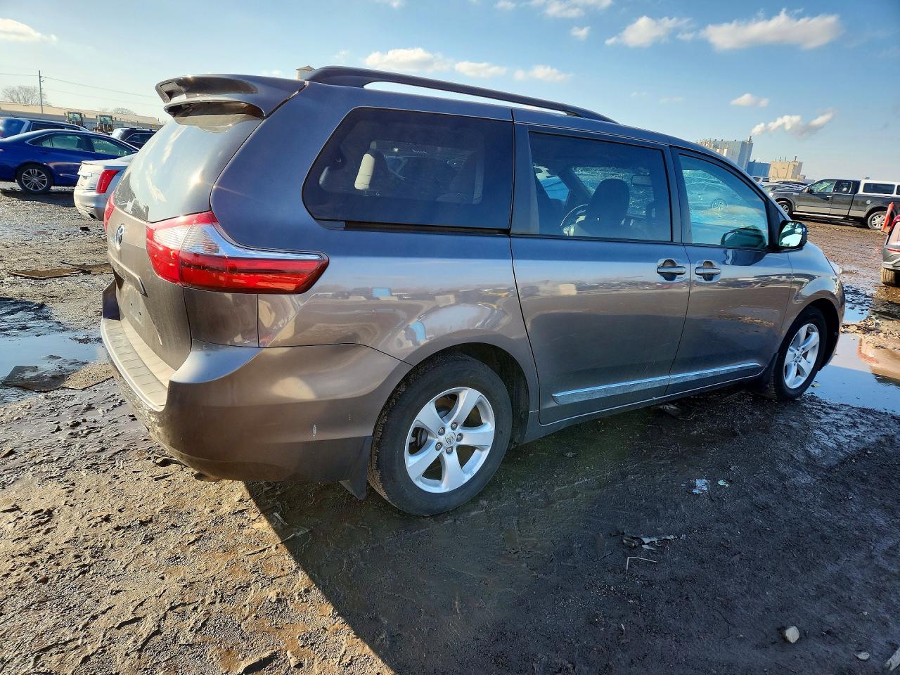 2017 TOYOTA SIENNA LE 8-PASSENGER photo 5
