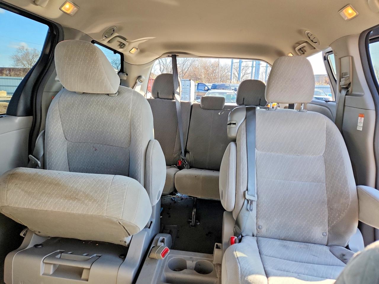 2017 TOYOTA SIENNA LE 8-PASSENGER photo 19