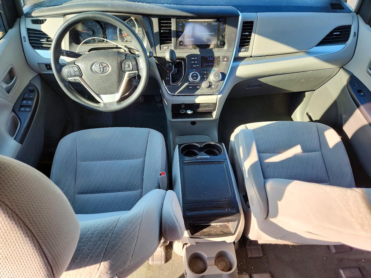 2017 TOYOTA SIENNA LE 8-PASSENGER photo 15