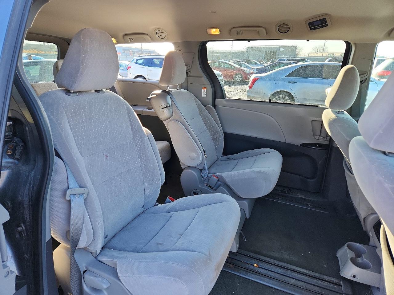 2017 TOYOTA SIENNA LE 8-PASSENGER photo 21