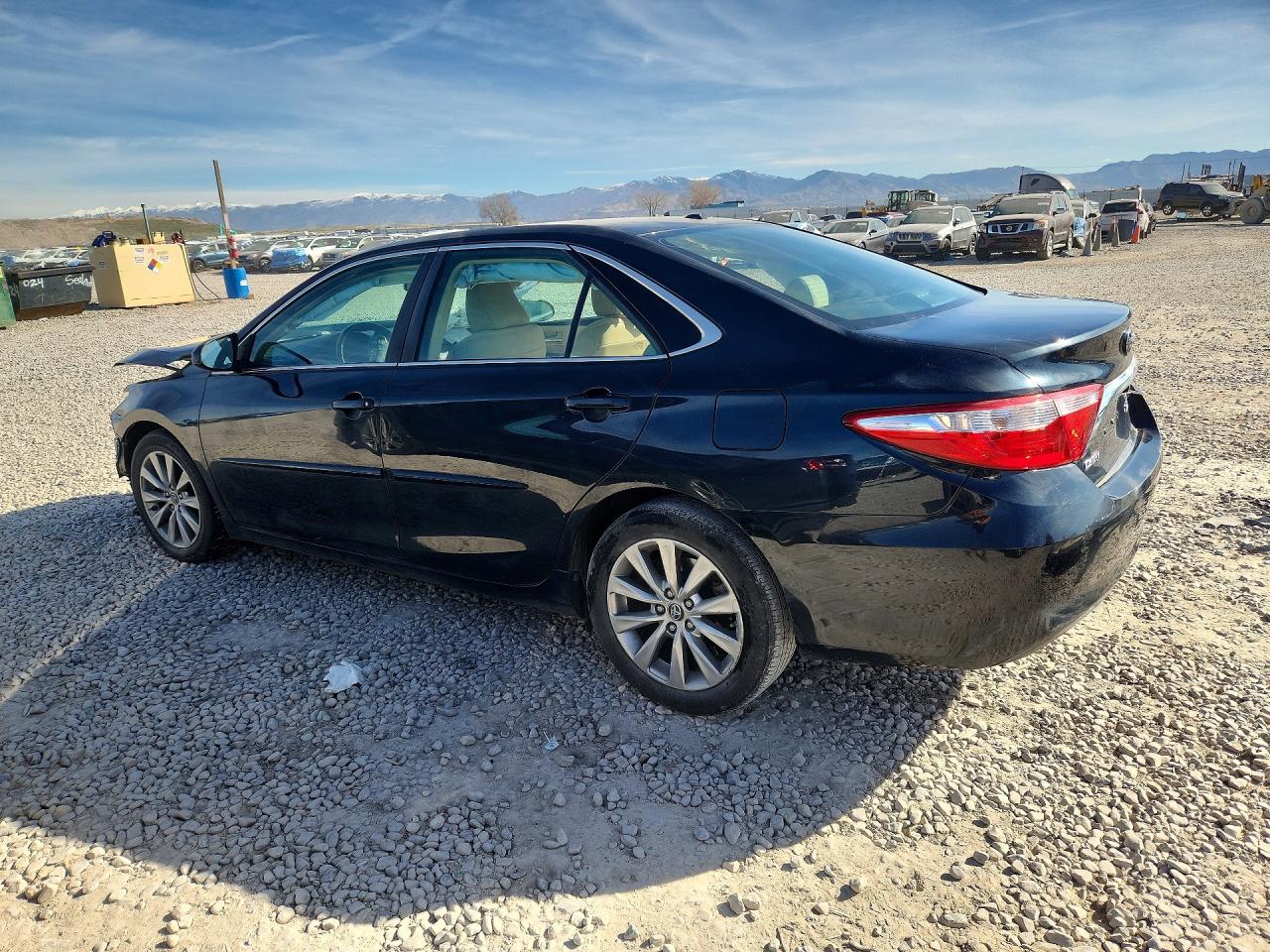 2015 TOYOTA CAMRY XLE photo 2