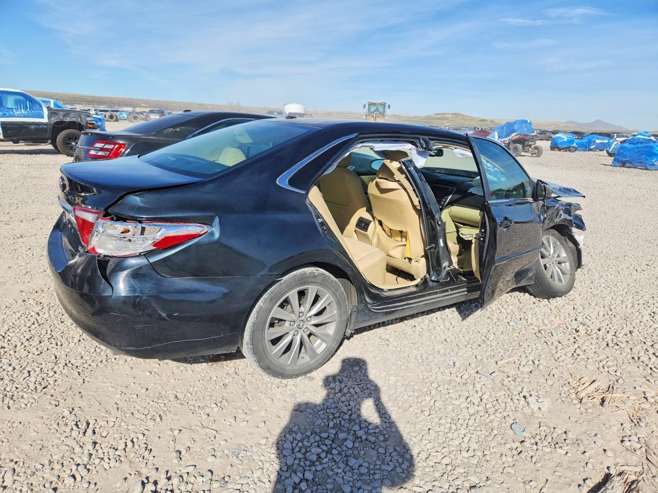2015 TOYOTA CAMRY XLE photo 3