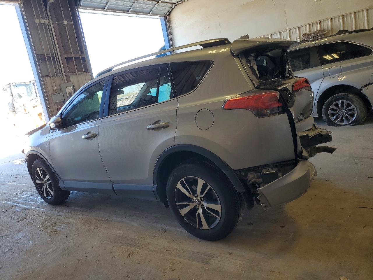 2018 TOYOTA RAV4 XLE photo 2