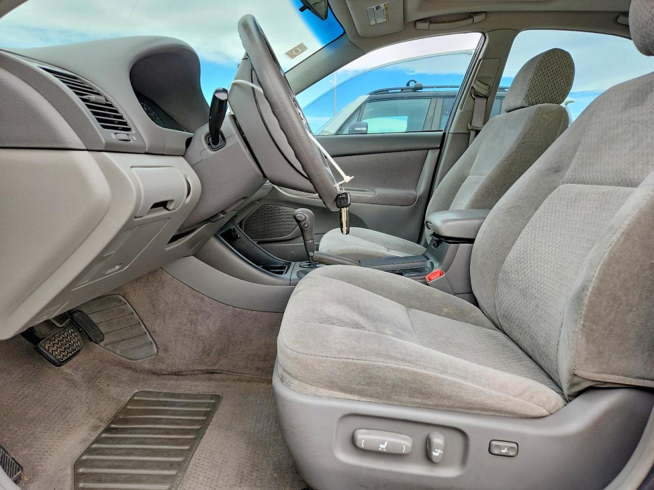 2004 TOYOTA CAMRY LE photo 19