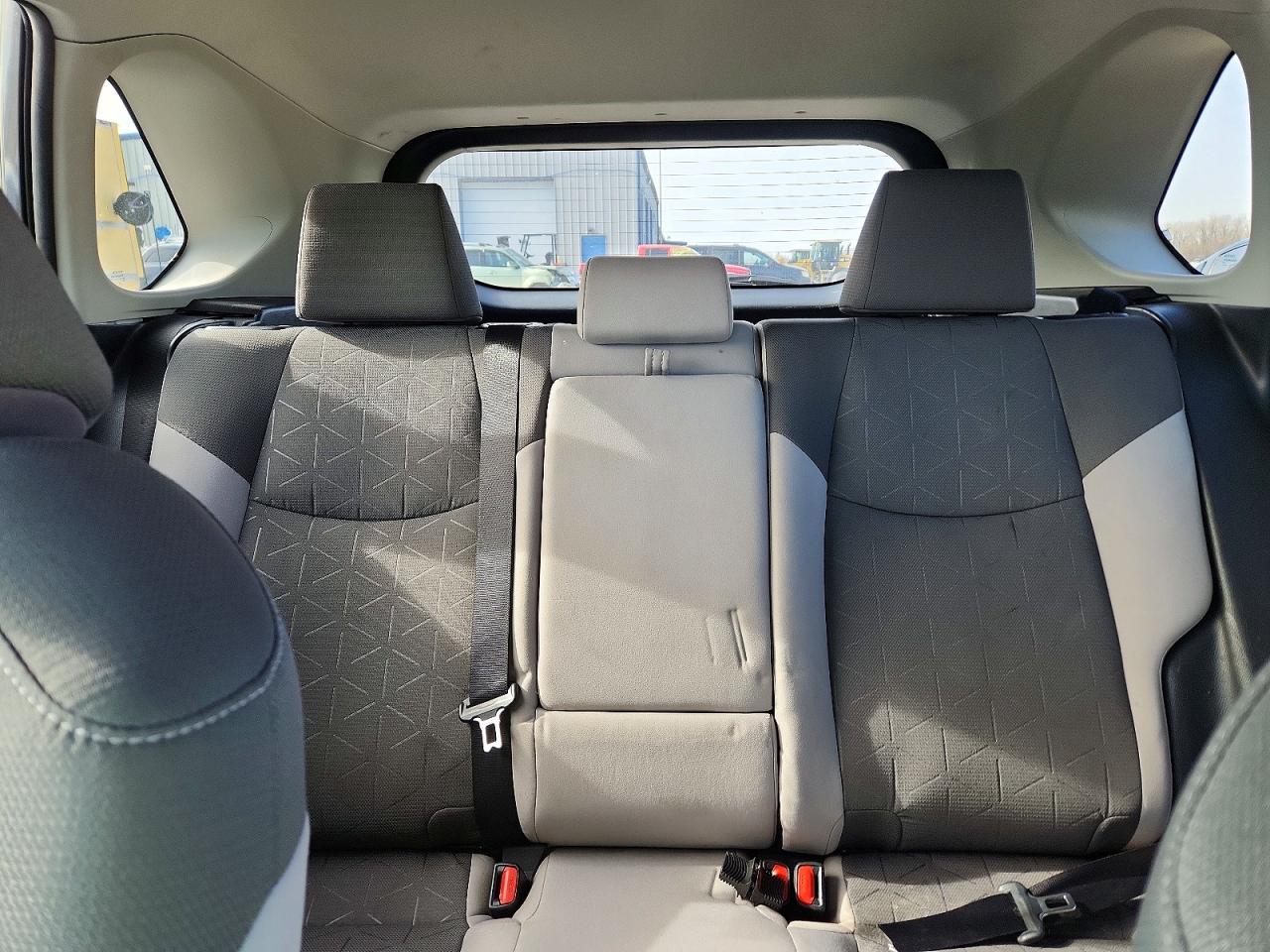2021 TOYOTA RAV4 XLE photo 10