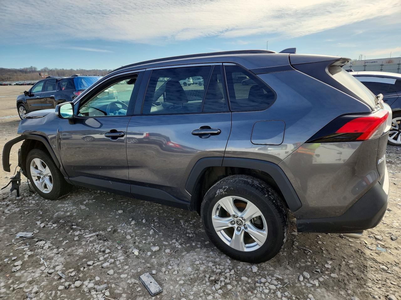2021 TOYOTA RAV4 XLE photo 2