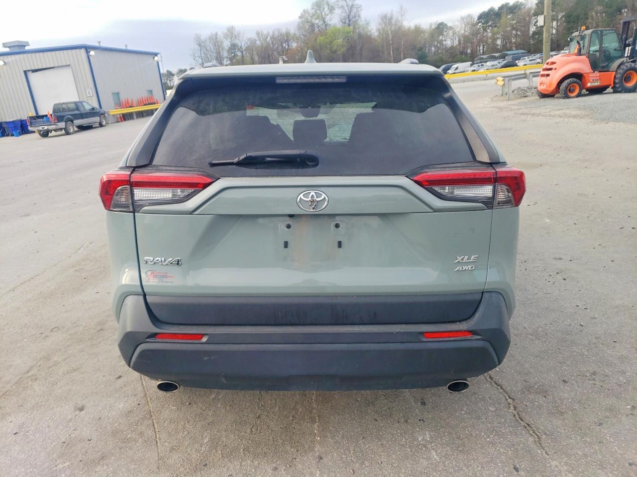 2019 TOYOTA RAV4 XLE photo 11