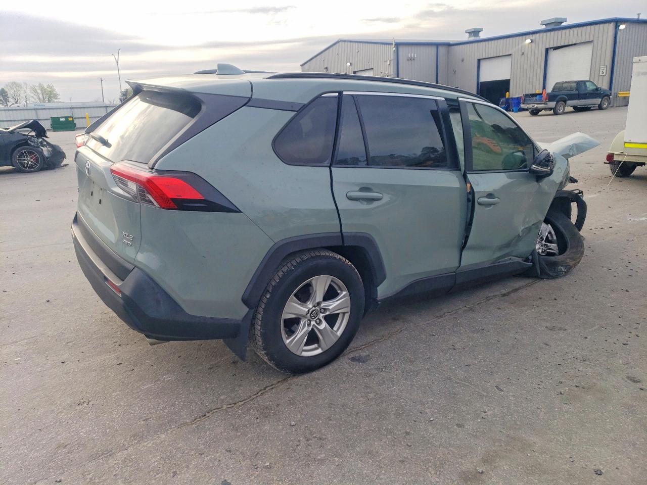 2019 TOYOTA RAV4 XLE photo 5