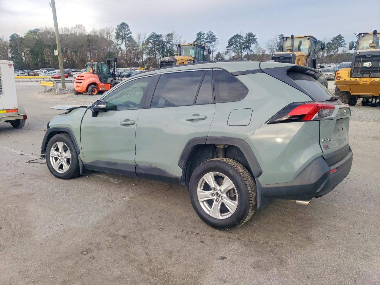 2019 TOYOTA RAV4 XLE photo 3