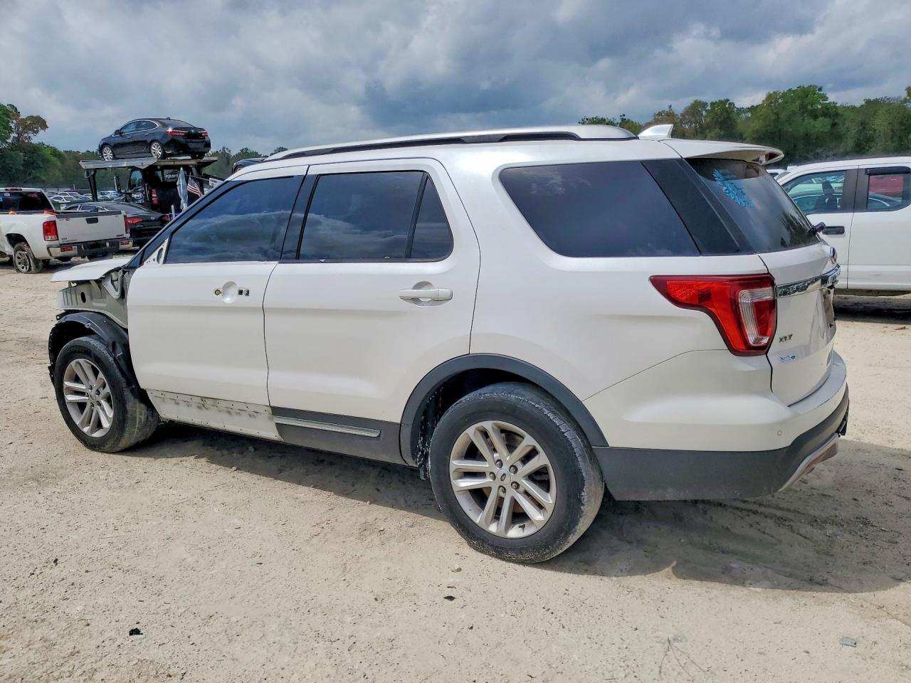 2017 FORD EXPLORER XLT photo 2
