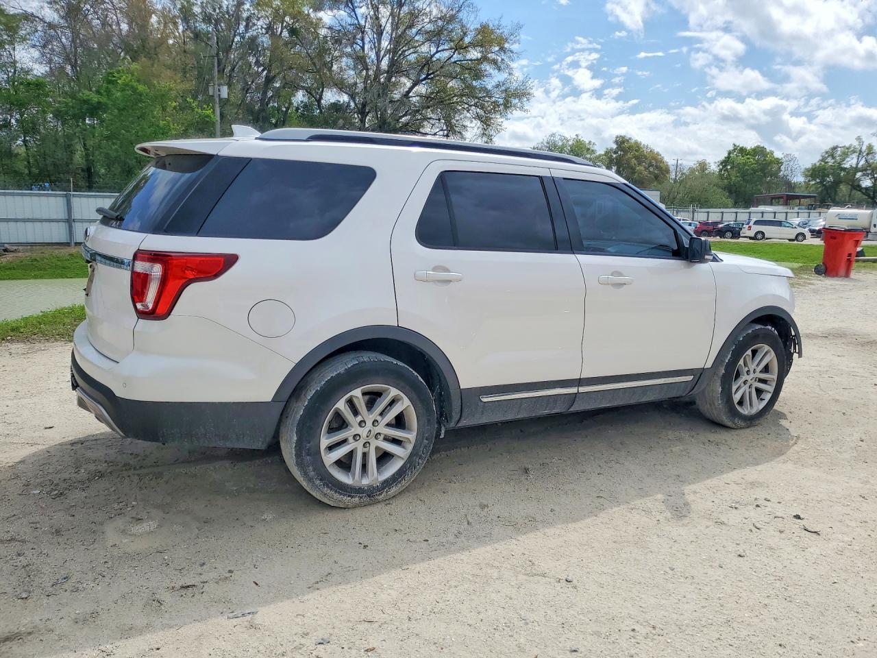 2017 FORD EXPLORER XLT photo 3