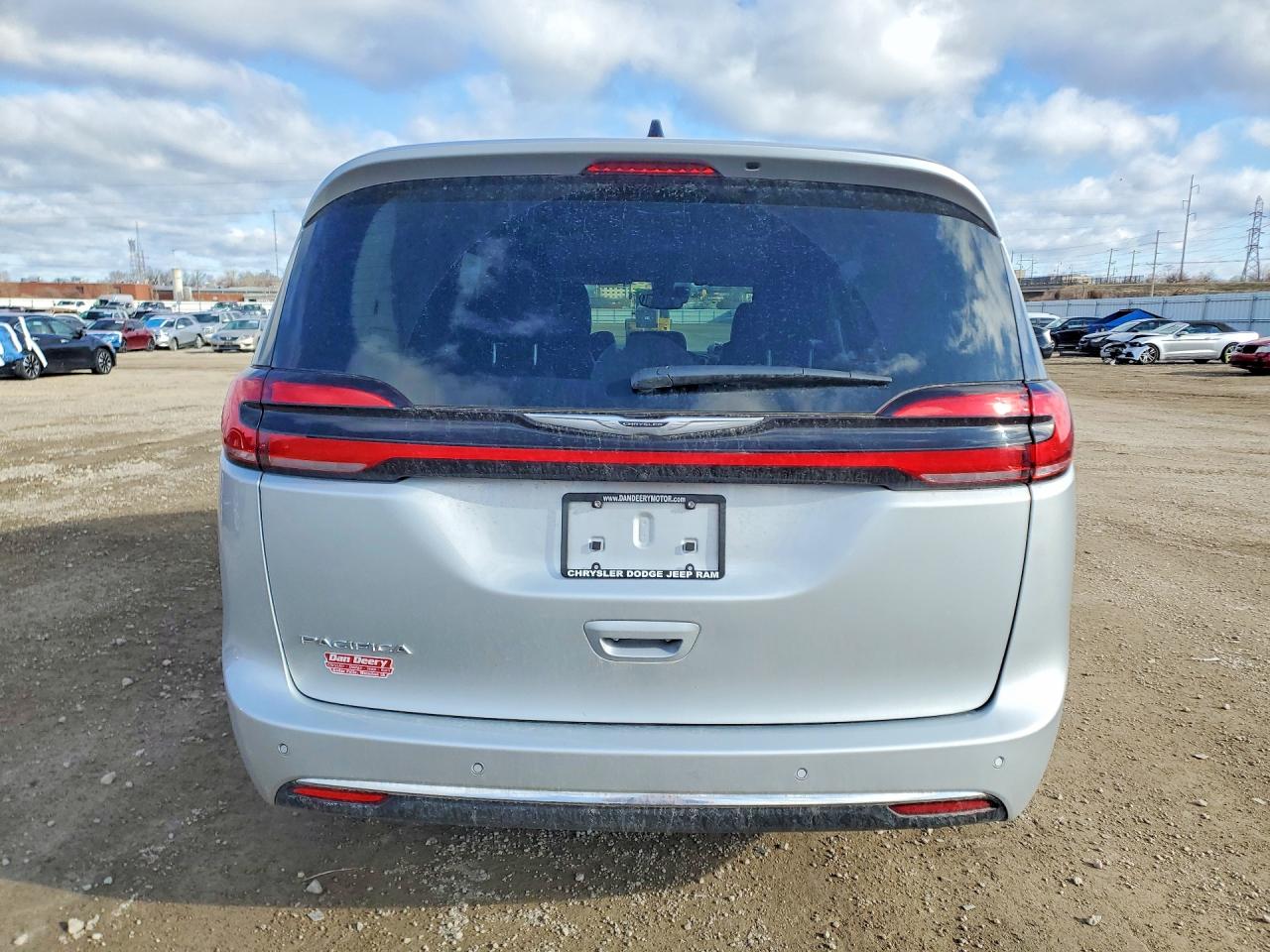 2024 CHRYSLER PACIFICA TOURING L photo 6