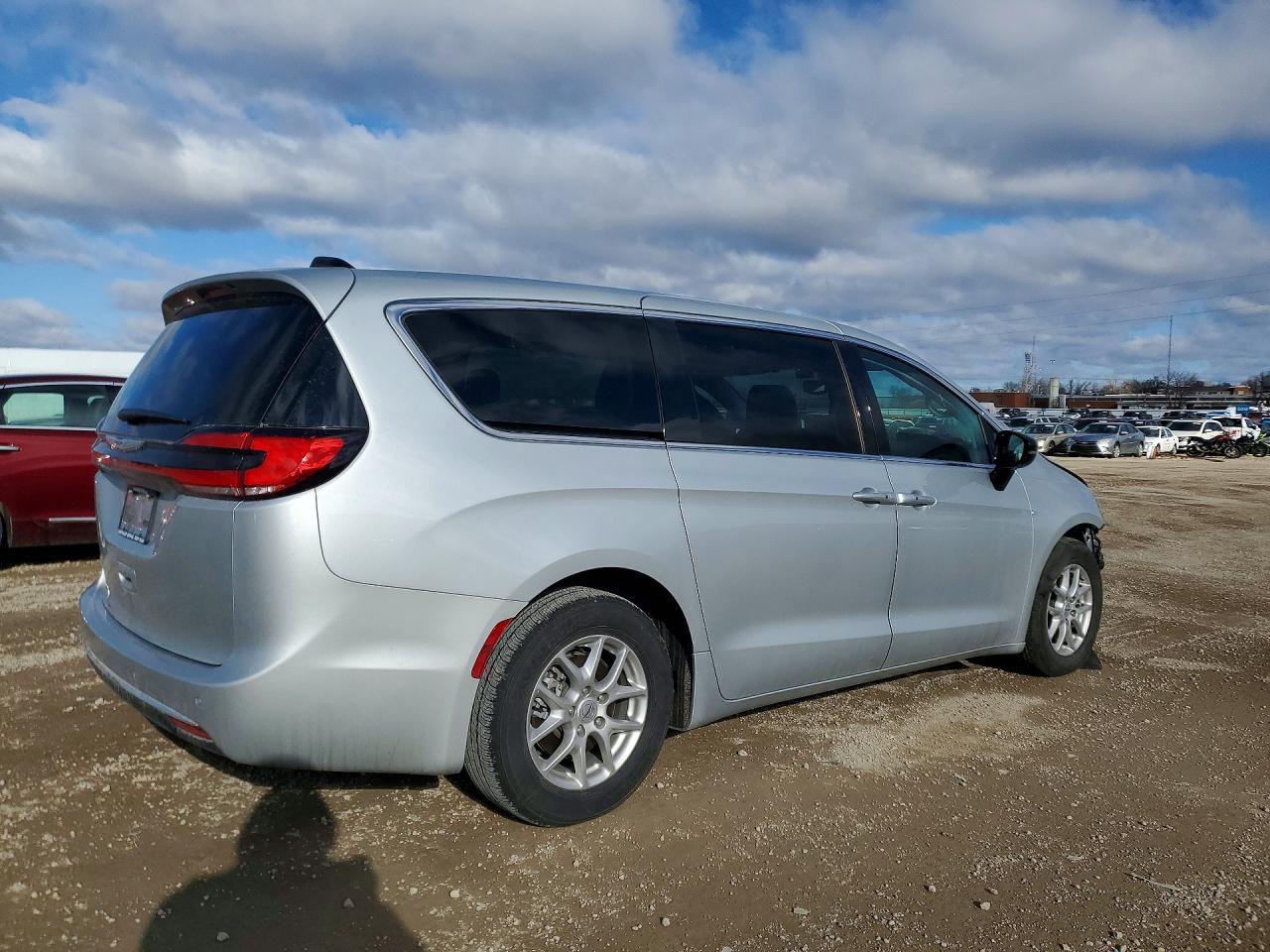 2024 CHRYSLER PACIFICA TOURING L photo 3