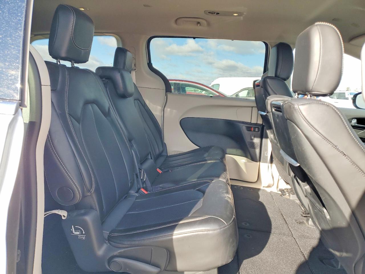 2024 CHRYSLER PACIFICA TOURING L photo 11