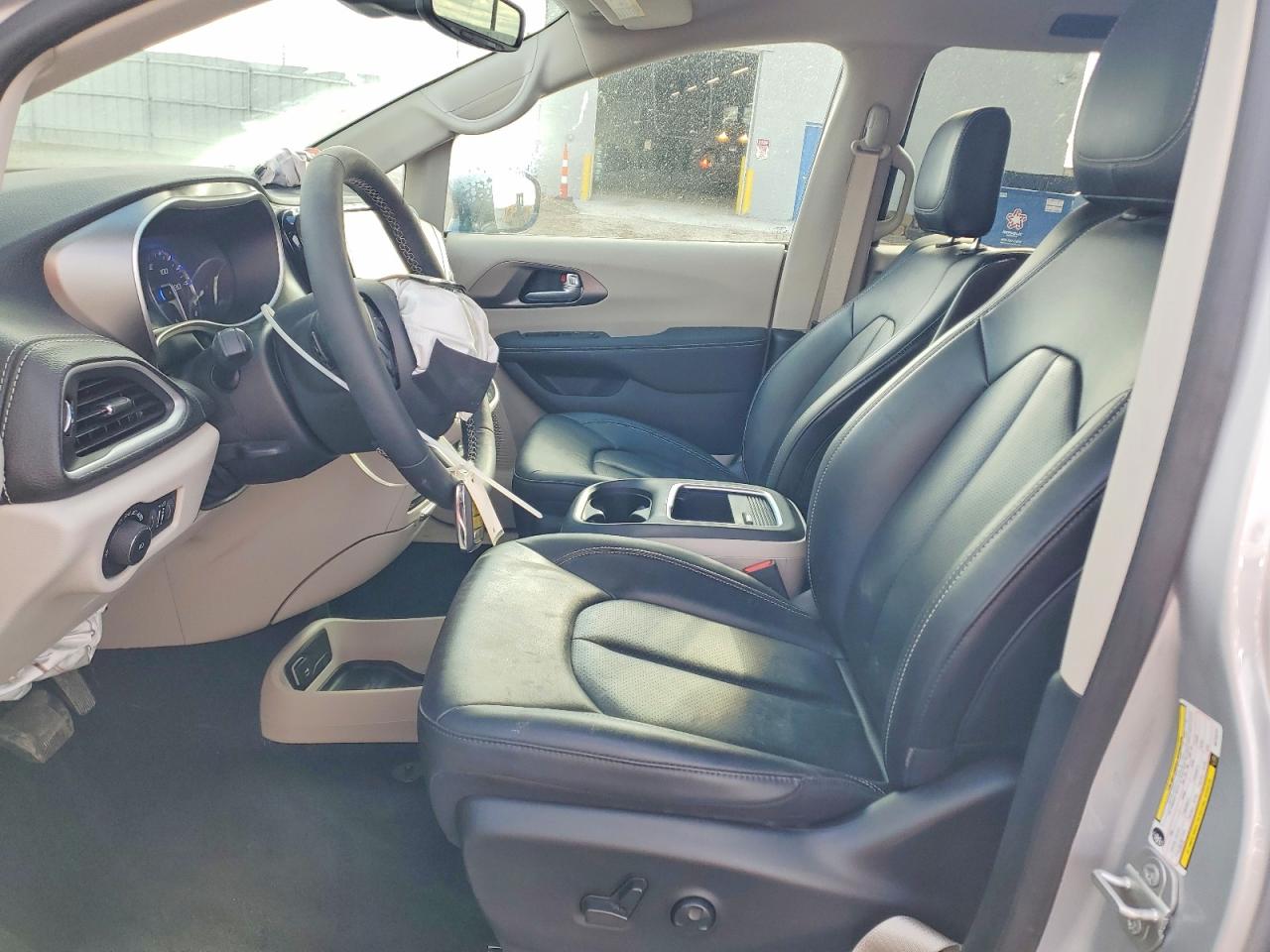 2024 CHRYSLER PACIFICA TOURING L photo 7