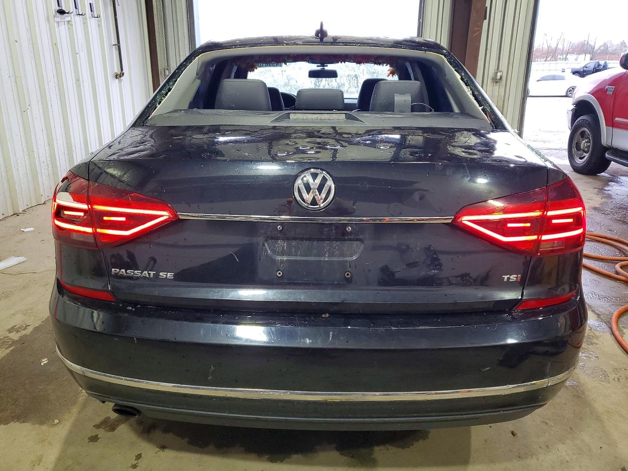 2017 VOLKSWAGEN PASSAT SE photo 6