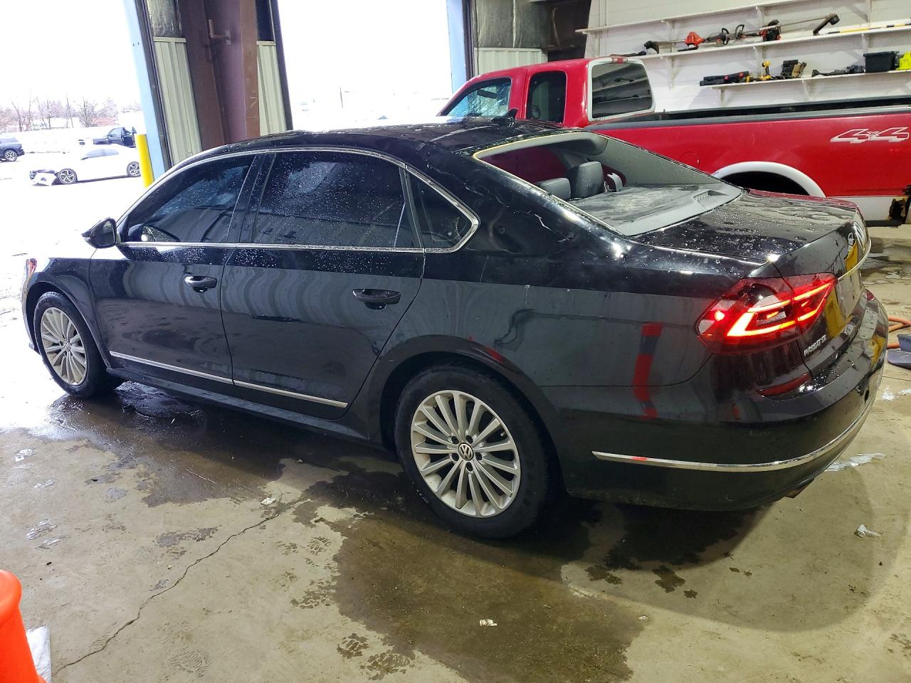 2017 VOLKSWAGEN PASSAT SE photo 2