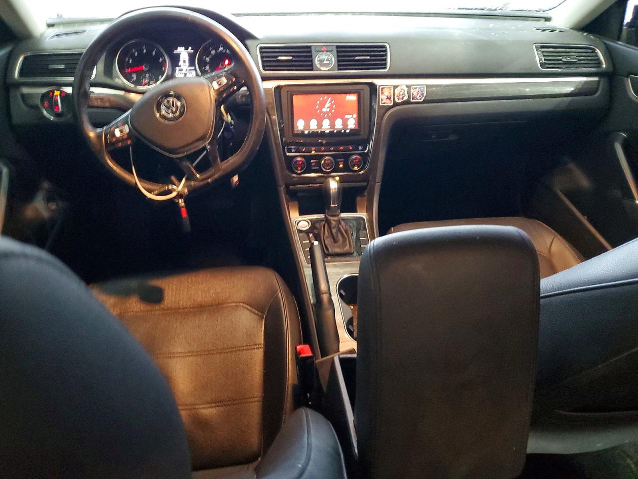 2017 VOLKSWAGEN PASSAT SE photo 8